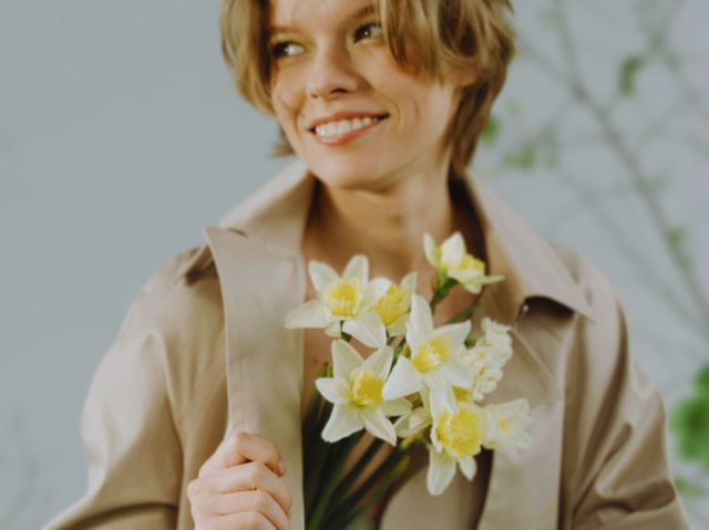 A woman holding daffodil