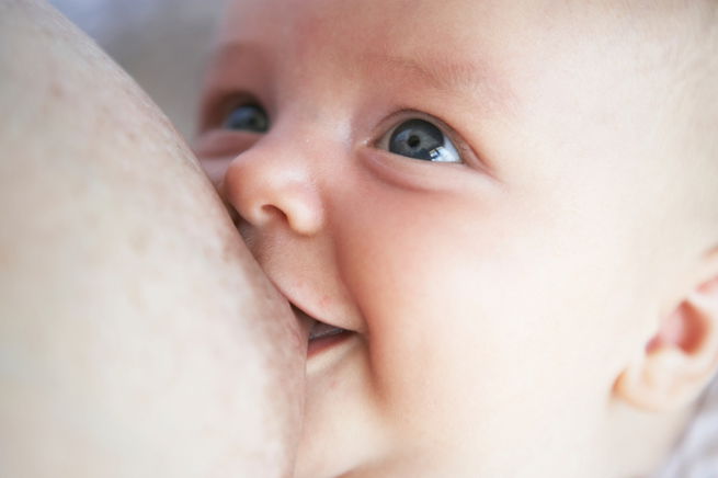 Bebê mamando feliz