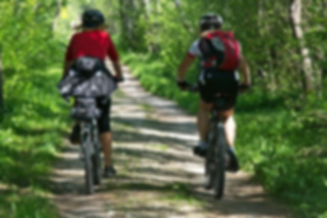 Ciclistas por la naturaleza