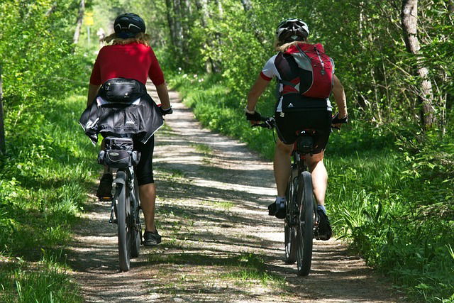 Ciclistas por la naturaleza