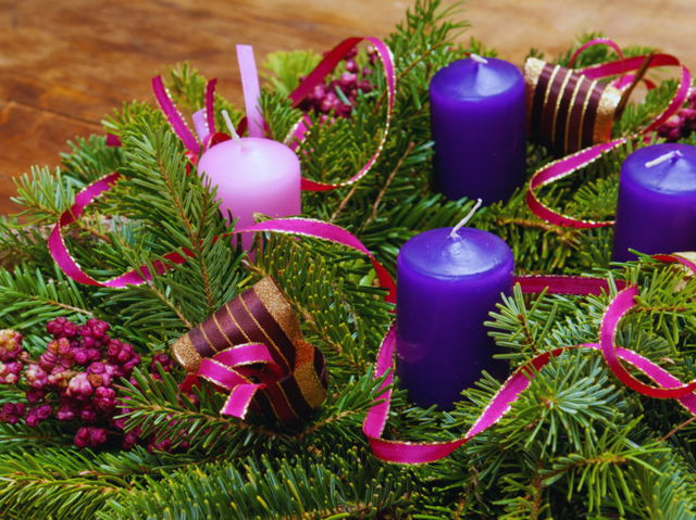 Corona de adviento con velas del color morado y rosado