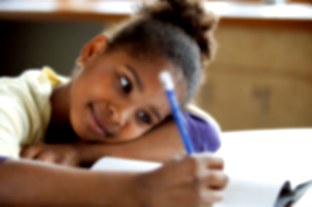criança desenhando