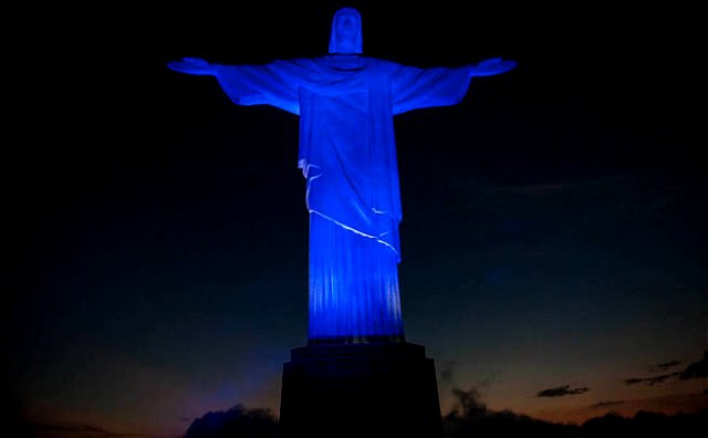 Cristo Redentor iluminado para alertar sobre o Novembro Azul