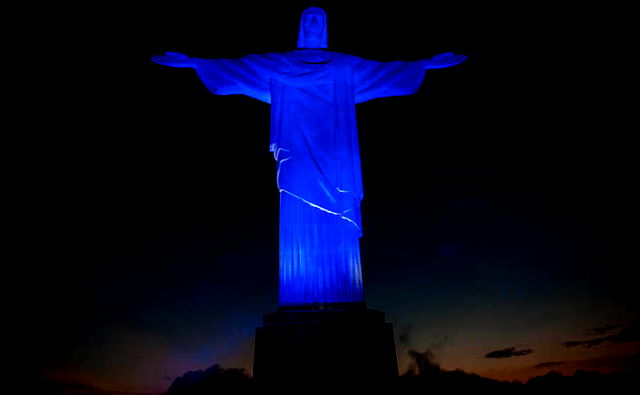 Cristo Redentor iluminado para alertar sobre o Novembro Azul