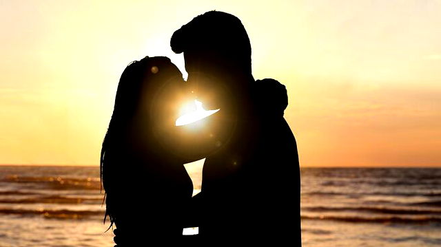 Dia dos namorados 2023, casal se beijando na praia