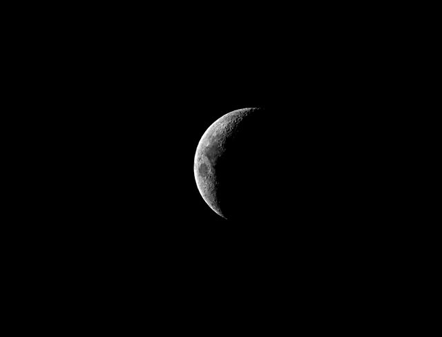 Imagen de la luna en fase creciente cóncava