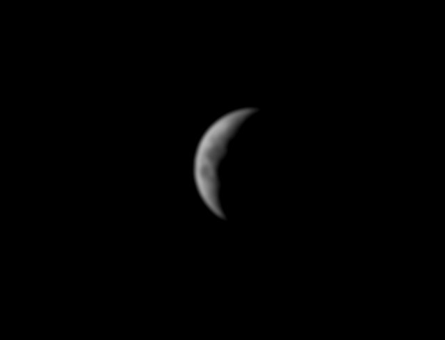 Imagen de la luna en fase creciente cóncava