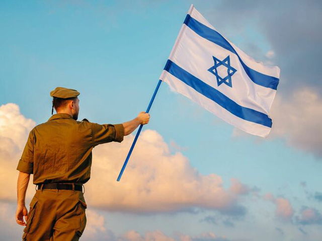 israel soldier hoisting flag