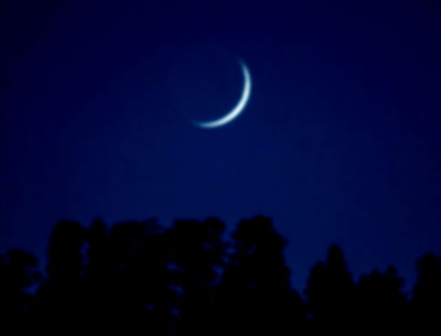 Imagen de la luna en fase creciente cóncava
