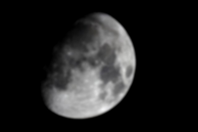 Imagen de la luna en fase creciente convexa