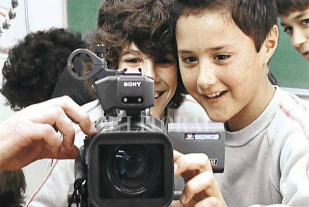 Meninos preparando câmera de vídeo