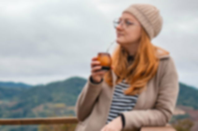 Mulher bebendo chimarrão no inverno