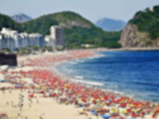 praia de Copacabana, no RJ, lotada em um dia de verão