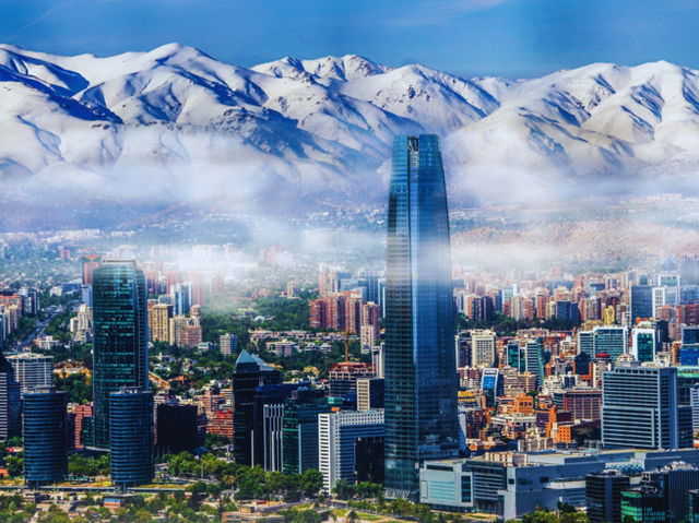 Estaciones del año en Chile: Santiago de Chile con montañas nevadas