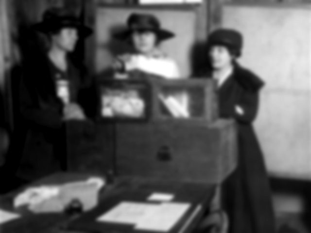 Três sufragistas femininas votando em Nova York, 1917