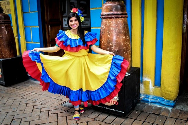 mujer vestido tradicional colombia