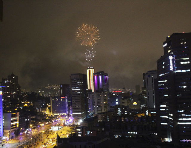 La iluminación de la Torre Colpatria, en Bogotá.