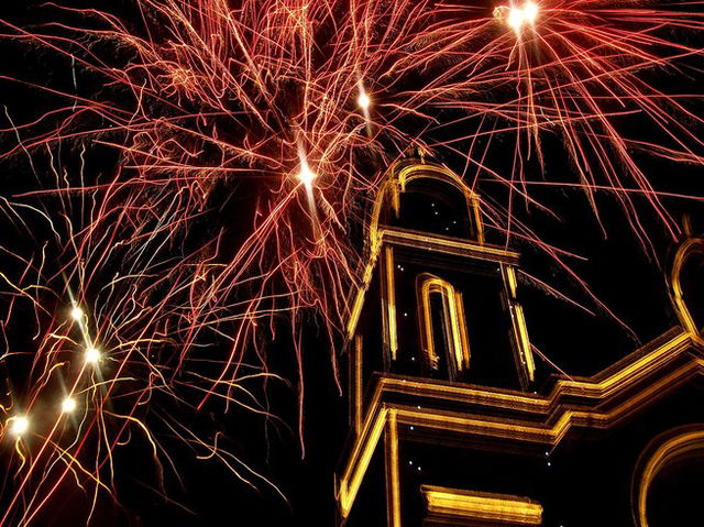 Fuegos artificiales en el Parque Central de Mosquera, Cundinamarca.