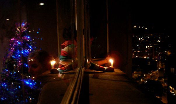 Se colocan faroles y velitas en las ventanas de las casas