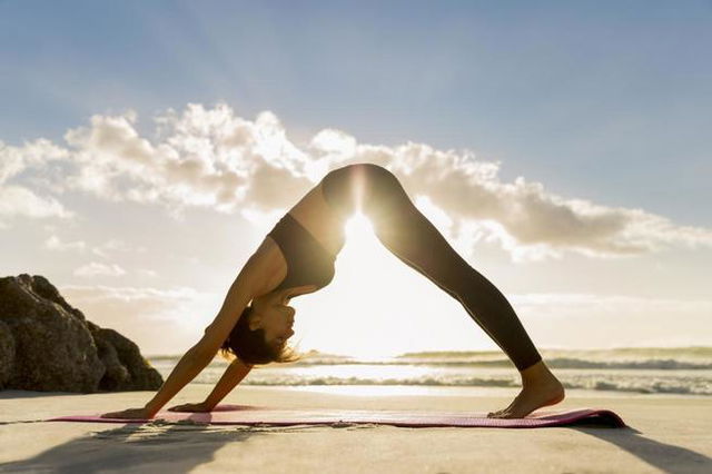 Mulher praticando yoga ao ar livre