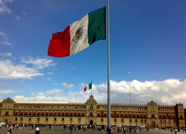 plaza del Zócalo de Ciudad de México con las banderas ondeando