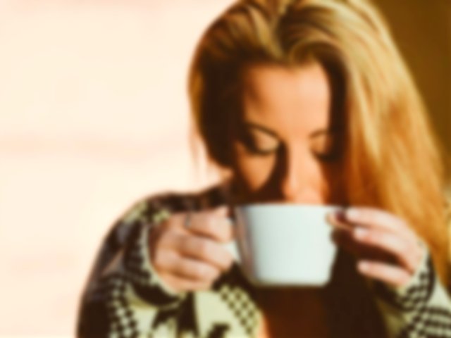 Imagen de una mujer bebiendo una taza de café