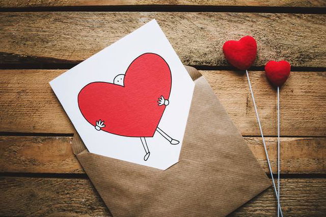 Dibujo de corazón rojo enorme como tarjeta de San Valentín