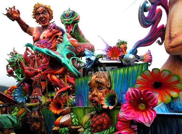Carrozas del carnaval de negros y blancos