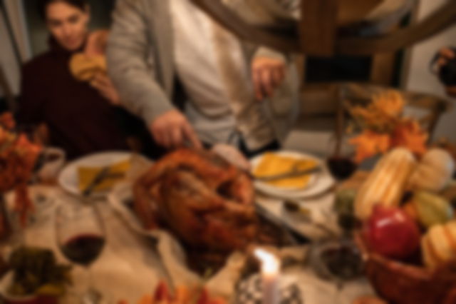 Imagen de una mesa preparada durante el Día de Acción de Gracias