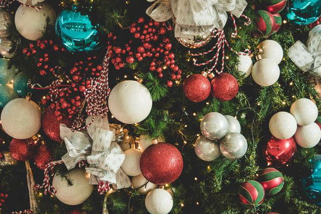 Bolas y adornos de Navidad que penden del abeto tradicional