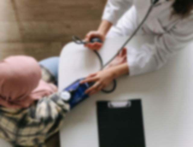 Fotografía de una médico atendiendo a un paciente