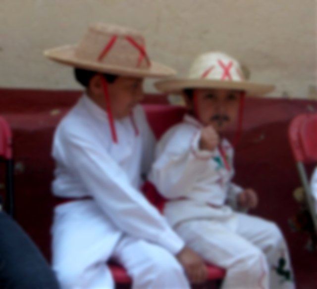 Niños vestidos de inditos, traje tradicional del Corpus Christi en México