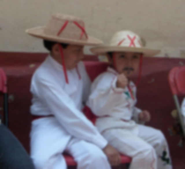 Niños vestidos de inditos, traje tradicional del Corpus Christi en México