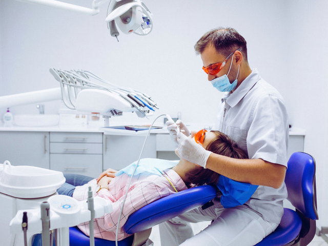 dentista atendendo paciente