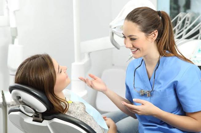 Dentista atendendo paciente