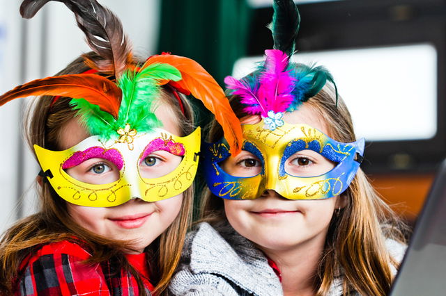 niñas llevando antifaces de fiesta propios de Carnaval