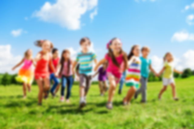 Conjunto de niños corriendo al aire libre