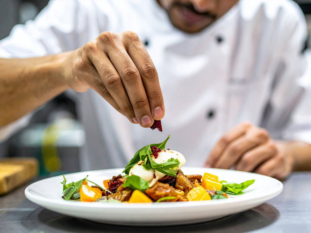 chefe de cozinha finalizando empratamento