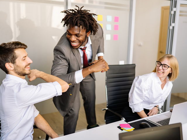 chefe parabenizando funcionário com cumprimento