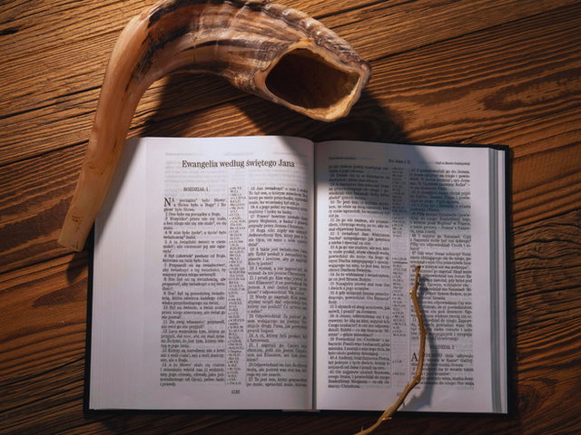 shofar e escritura sobre mesa