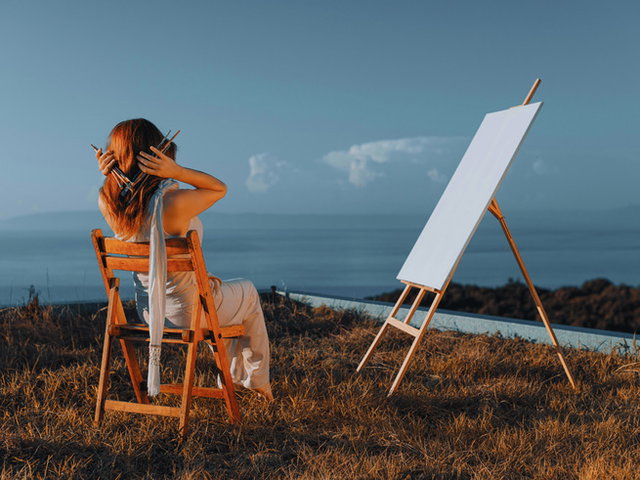 artista em frente à tela ao ar livre