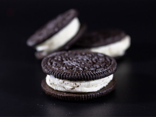 biscoitos oreo num fundo preto