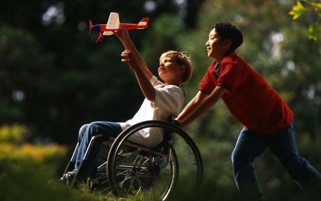 criança com deficiência física brincando