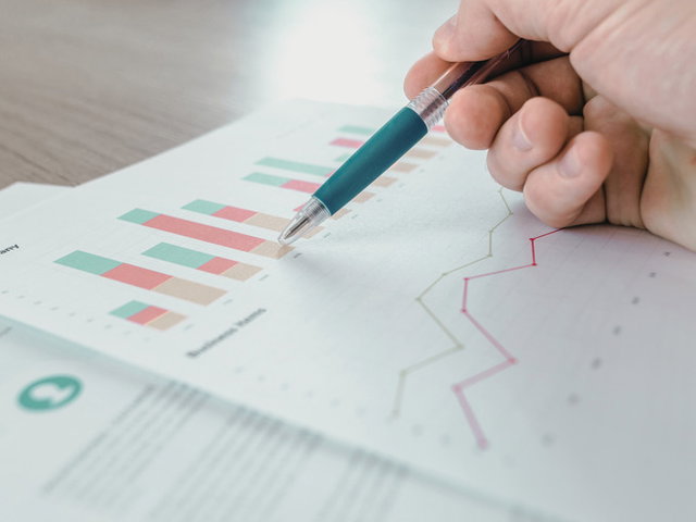 estatístico lendo gráficos em folhas de papel