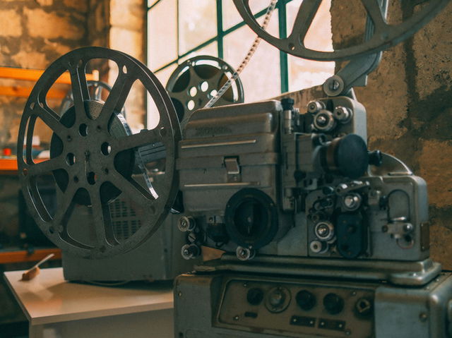 Máquina de cinema que transmite filme em rolo