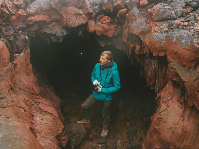 Geólogo na entrada de caverna