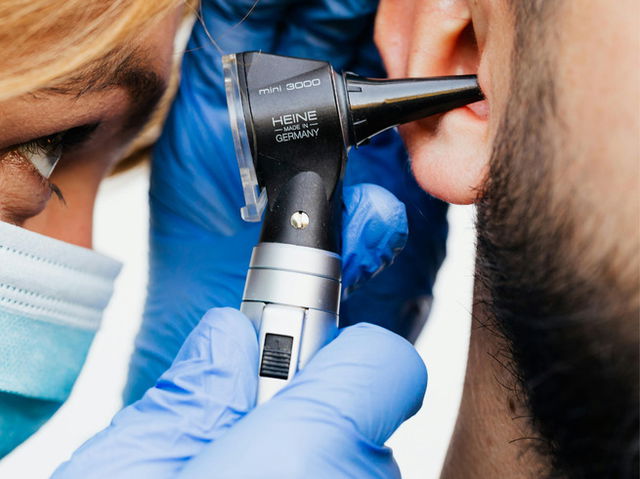 médico examinando ouvido de paciente