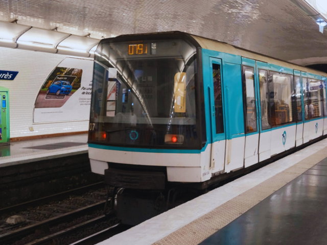 metrô em estação