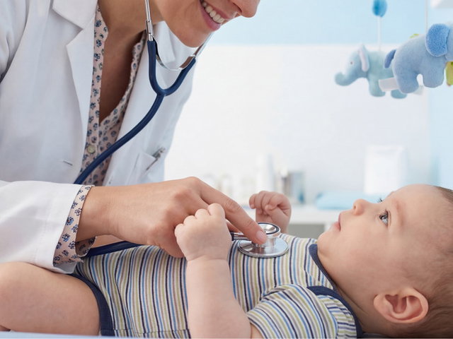pediatra examinando bebê