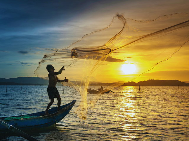 pescador lançando rede